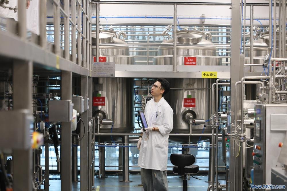6月18日,科研东谈主员在中国科学院天津工生所智能生物制造中试平台使命。新华社记者 李然 摄